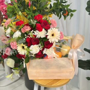 กระเช้าดอกไม้แดงโทนมงคล