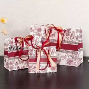 ถุงกระดาษใส่ของขวัญลายดอกไม้ พร้อมริบบิ้นทูโทน มีหลายขนาด