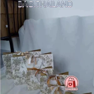 ถุงกระดาษหูหิ้วลายดอกไม้สีทอง สำหรับของขวัญและของฝาก