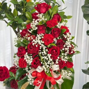 ช่อกุหลาบแดงทรงสูงสไตล์หรู