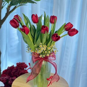 ช่อทิวลิปแดงจัดในแจกันใส