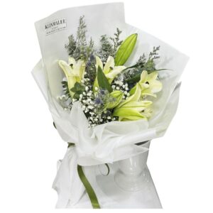 ช่อลิลลี่ขาวทรงสูงโทนเย็น