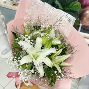 ช่อลิลลี่ขาวทรงกลมโทนสะอาด