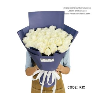 ช่อกุหลาบขาวโทนน้ำเงินเข้ม