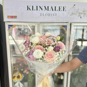 ช่อกุหลาบคละสีโทนครีมนุ่ม