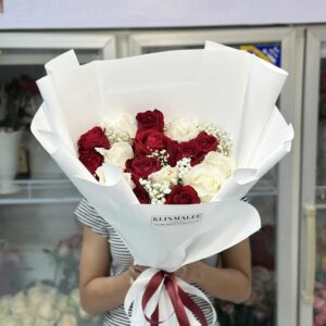 ช่อกุหลาบแดงขาวโทนสุภาพ