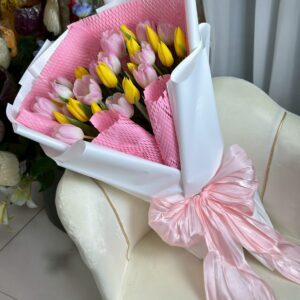 ช่อทิวลิปชมพูเหลืองโทนสดใส