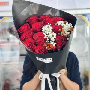 ช่อกุหลาบแดงโทนดำหรูหรา