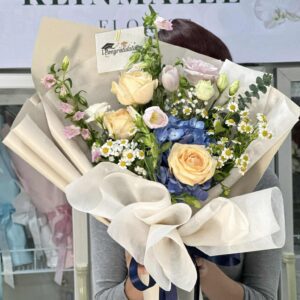 ช่อกุหลาบครีมฟ้าสไตล์อ่อนโยน