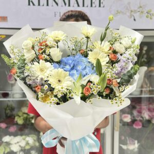 ช่อไฮเดรนเยียฟ้าขาวโทนสดชื่น