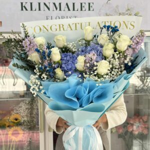 ช่อกุหลาบขาวฟ้าโทนอ่อนสุภาพ